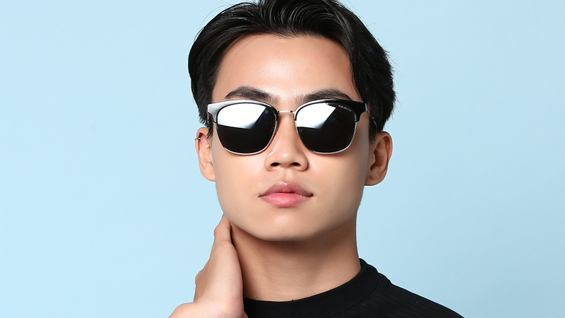 Tròng kính nhựa màu đen dem lại sự cuốn hút
